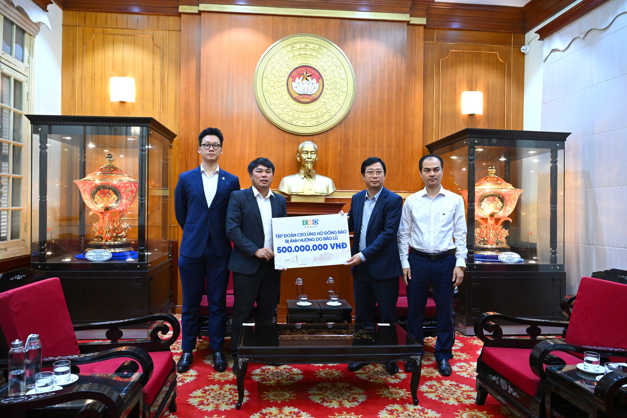 TẬP ĐOÀN CEO CHUNG TAY CÙNG ĐỒNG BÀO VƯỢT QUA THIÊN TAI BÃO LŨ - Tập đoàn CEO